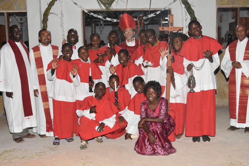 MSC Moçambique is with Pe José Eduardo Paixão and Luiz Fernando Lisboa at Comunidade Nossa Senhora De Fátima - Meluco.