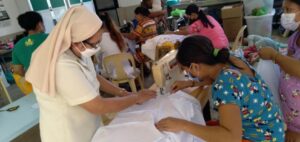 People from the indigenous Badjao group join a training group run by OLSH Sisters in Surigao, in order to learn practical skills that will help them to earn money now that they are unable to go fishing, an important source of food and income for their tribes.